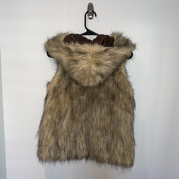 Faux fur vest with hood - Picture 2 of 3